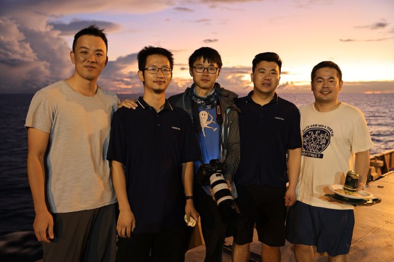 黄昏甲板上的队友